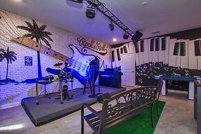 Storey Lake 8 Bed Lake Front Pool & Spa - 1684str 8 Bedroom Home by Re