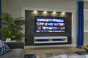 Storey Lake 8 Bed Lake Front Pool & Spa - 1684str 8 Bedroom Home by Re