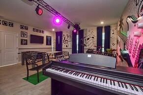 Storey Lake 8 Bed Lake Front Pool & Spa - 1684str 8 Bedroom Home by Re