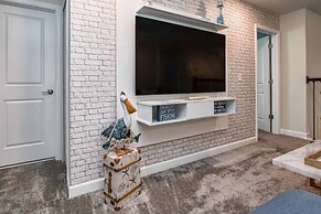 Storey Lake 8 Bed Lake Front Pool & Spa - 1684str 8 Bedroom Home by Re