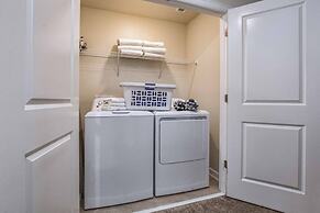 Storey Lake 8 Bed Lake Front Pool & Spa - 1684str 8 Bedroom Home by Re