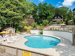 Er298- Renewed Spirit Great Location- Close To Town 7 Bedroom Cabin by