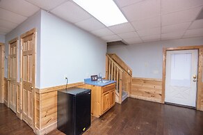 Er298- Renewed Spirit Great Location- Close To Town 7 Bedroom Cabin by