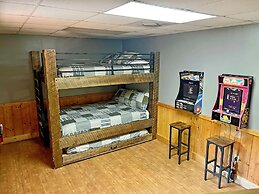 Er298- Renewed Spirit Great Location- Close To Town 7 Bedroom Cabin by