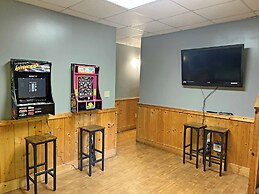 Er298- Renewed Spirit Great Location- Close To Town 7 Bedroom Cabin by