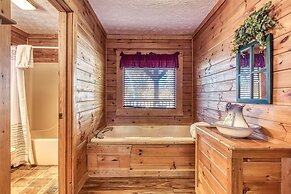 Er102 - Barbara Great Location! Close To Town 2 Bedroom Cabin by RedAw