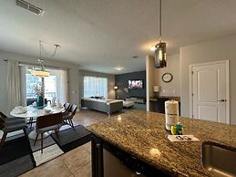 Spacious Family Getaway W/ Resort-3154pp 5 Bedroom Home by RedAwning