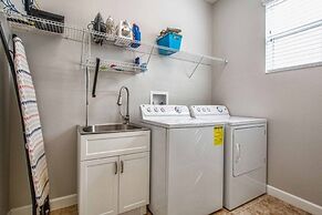 Spacious Family Getaway W/ Resort-3154pp 5 Bedroom Home by RedAwning