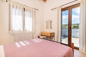 Superior 2-brm Villa, Ideal Locale,300m From Beach