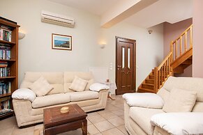 Superior 2-brm Villa, Ideal Locale,300m From Beach