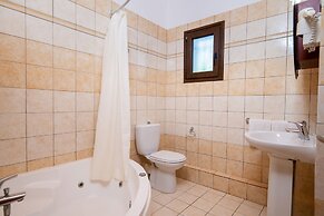 Superior 2-brm Villa, Ideal Locale,300m From Beach