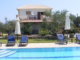 Superior 2-brm Villa, Ideal Locale,300m From Beach