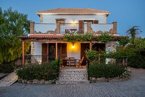 Superior 2-brm Villa, Ideal Locale,300m From Beach