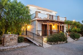 Superior 2-brm Villa, Ideal Locale,300m From Beach