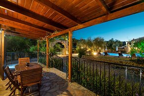 Superior 2-brm Villa, Ideal Locale,300m From Beach