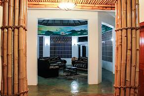 Sunshine Lodge- Your Home Away From Home