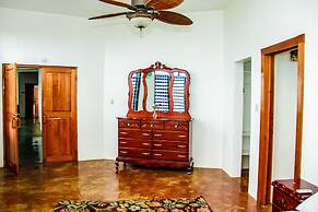 Sunshine Lodge- Your Home Away From Home