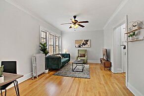 Deluxe 1BR Apt in a Ravenswood