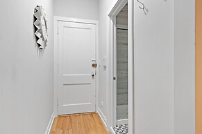 Remodeled Studio Apt in East Lakeview