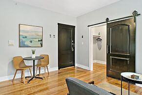 1BR Magnificent Apt in Belmont Chicago