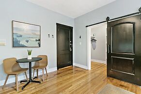 1BR Magnificent Apt in Belmont Chicago