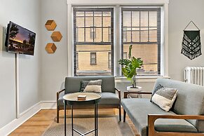 1BR Magnificent Apt in Belmont Chicago