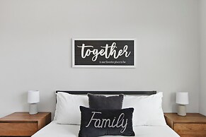 3BR Homey Living Room Apt in Bell Ave