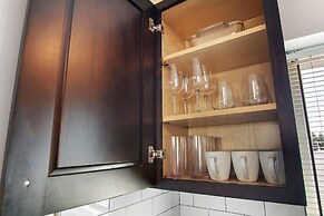 3BR Homey Living Room Apt in Bell Ave