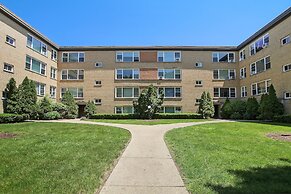 3BR Homey Living Room Apt in Bell Ave