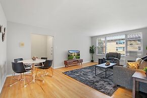 3BR Homey Living Room Apt in Bell Ave