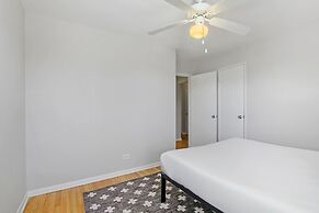 3BR Homey Living Room Apt in Bell Ave