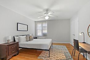 3BR Homey Living Room Apt in Bell Ave