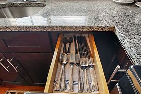 3BR Homey Living Room Apt in Bell Ave