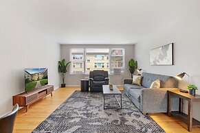 3BR Homey Living Room Apt in Bell Ave