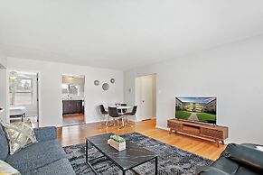 3BR Homey Living Room Apt in Bell Ave