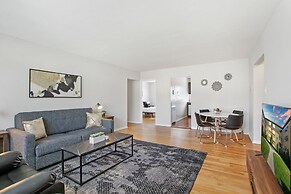3BR Homey Living Room Apt in Bell Ave
