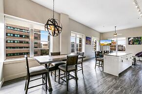 Elegant 2BR condo Walk to French Quarter