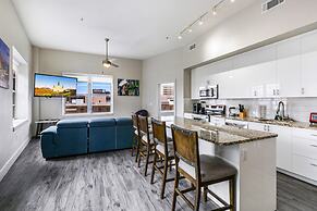 Elegant 2BR condo Walk to French Quarter
