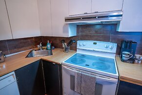 Stunning 2 Bedroom Apt! 3mins Walk From CDN Metro