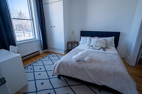 Stunning 2 Bedroom Apt! 3mins Walk From CDN Metro