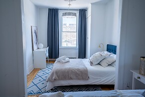 Stunning 2 Bedroom Apt! 3mins Walk From CDN Metro