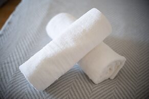 Stunning 2 Bedroom Apt! 3mins Walk From CDN Metro