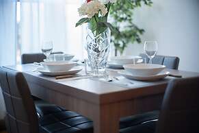 Stunning 2 Bedroom Apt! 3mins Walk From CDN Metro