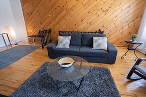 Stunning 2 Bedroom Apt! 3mins Walk From CDN Metro