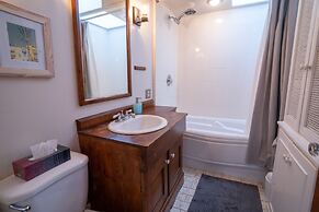 Stunning 2 Bedroom Apt! 3mins Walk From CDN Metro