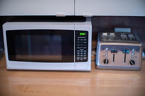 Stunning 2 Bedroom Apt! 3mins Walk From CDN Metro