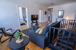 Stunning 2 Bedroom Apt! 3mins Walk From CDN Metro