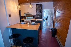 Stunning 2 Bedroom Apt! 3mins Walk From CDN Metro