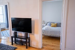 Stunning 2 Bedroom Apt! 3mins Walk From CDN Metro