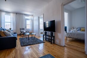 Stunning 2 Bedroom Apt! 3mins Walk From CDN Metro